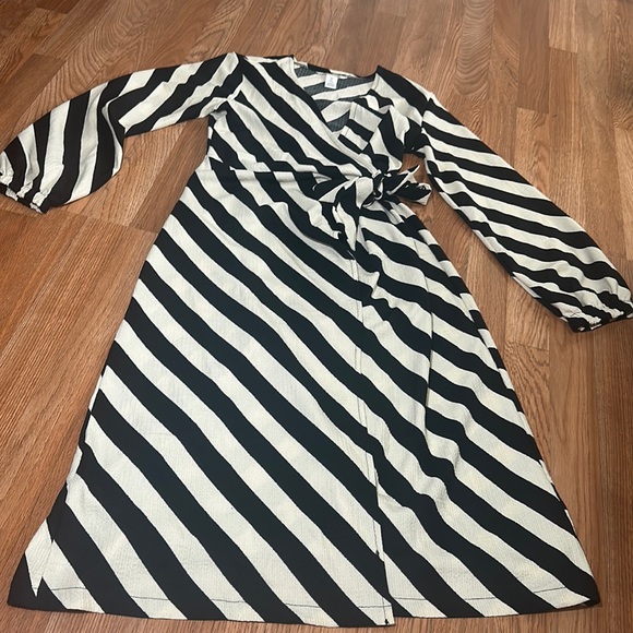 Dresses & Skirts - Front Wrap MIDI Dress